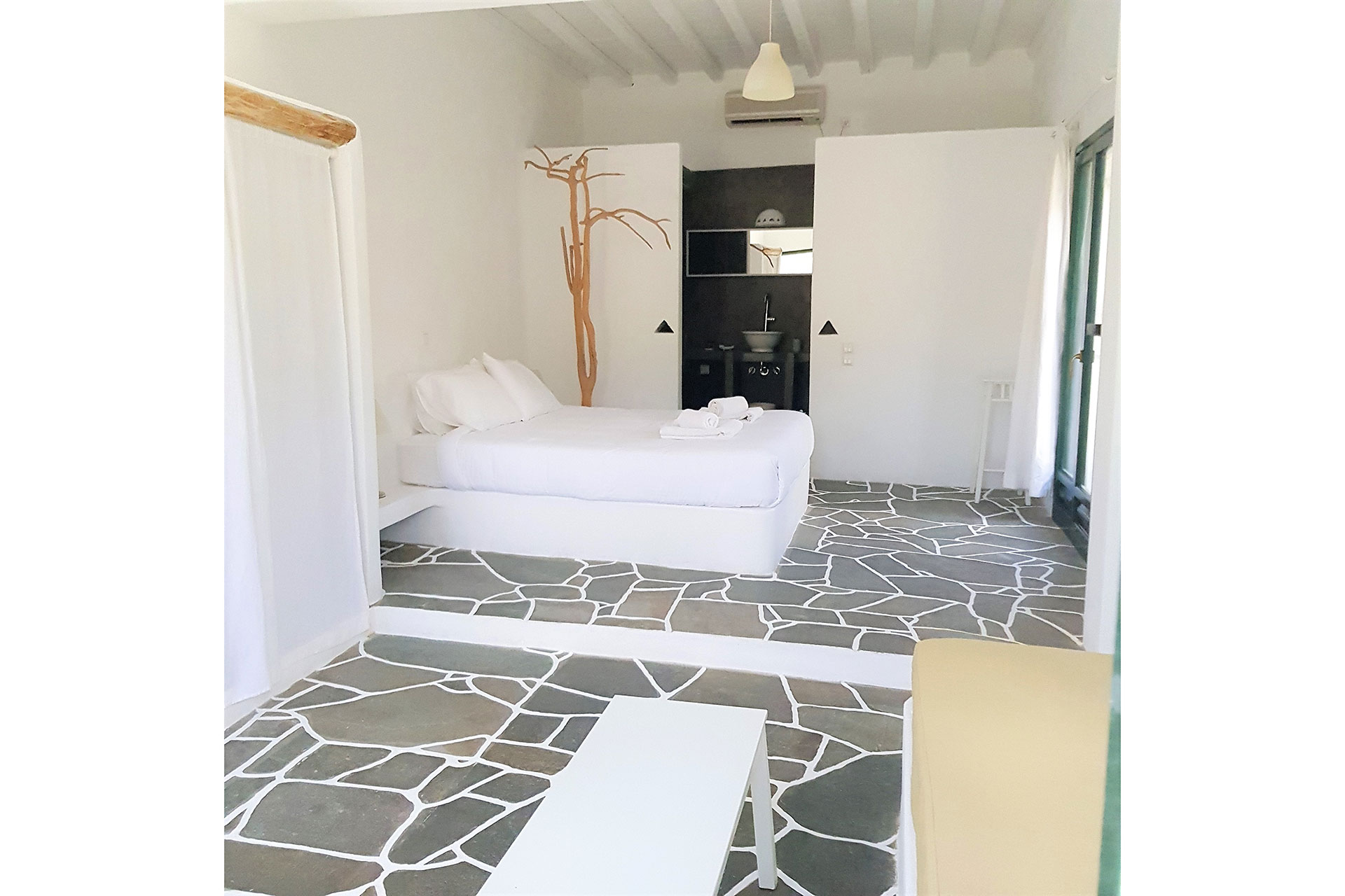 Suite with queen size bed at Andromeda Sifnos