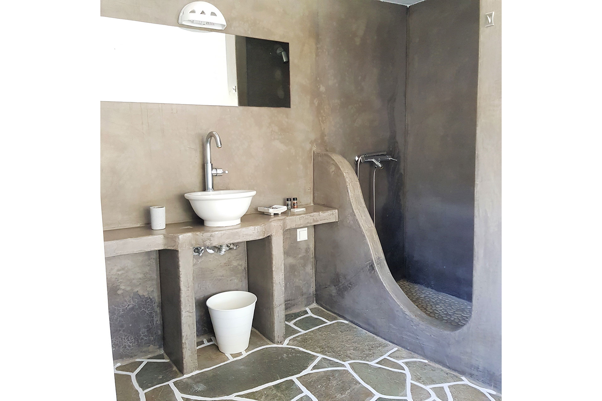 The bathroom of a suite in Andromeda Sifnos