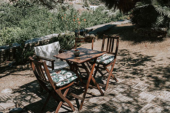 Wooden lounge in the garden of Andromeda in Sifnos