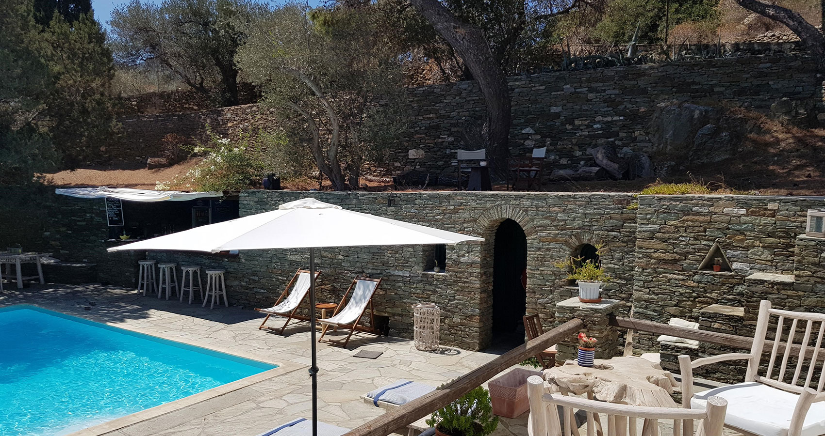 The pool bar of Andromeda in Sifnos