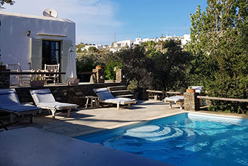 Détente au bord de la piscine